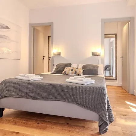 Apartman Blue 3 Spacious Family Apt, View & Parking